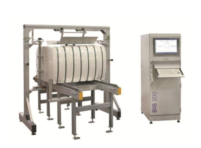 Inline measurement of moisture and its distribution within viscose staple fiber bales for evaluation of the commercial mass.